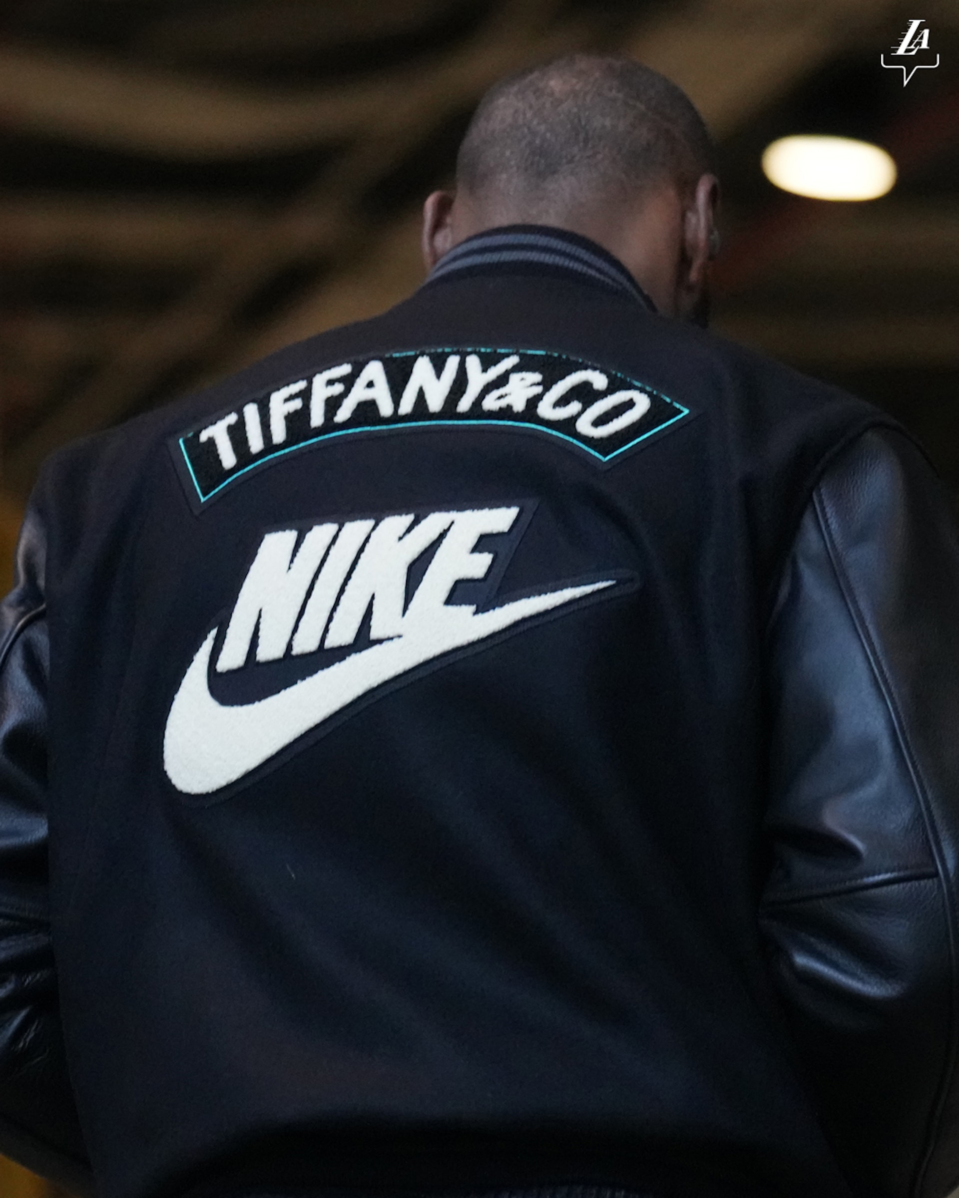 TIFFANY & Co.與NIKE聯名的棒球褸更令人喜出望外。(Source:Twitter@Lakers) TIFFANY & Co.與NIKE聯名的棒球褸更令人喜出望外。(Source:Twitter@Lakers)