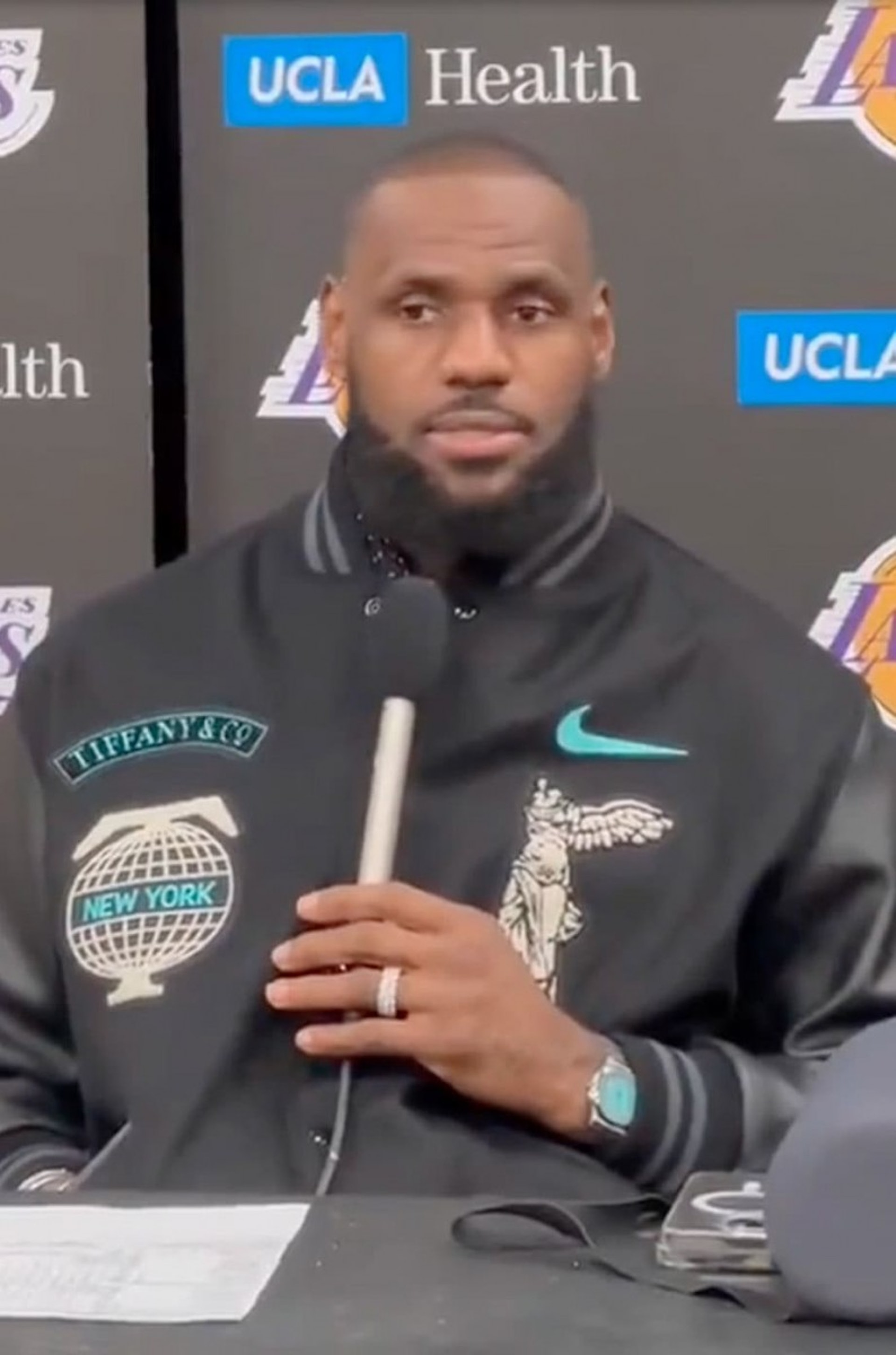身为极少数的PPxTIFFANY金鹰5711表主,LeBron James 时常会在外出时佩戴这款超热门神表。 (Source:reddit) 身为极少数的PPxTIFFANY金鹰5711表主,LeBron James 时常会在外出时佩戴这款超热门神表。 (Source:reddit)